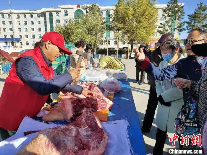 图为林玉文帮贫困户卖肉。受访者供图