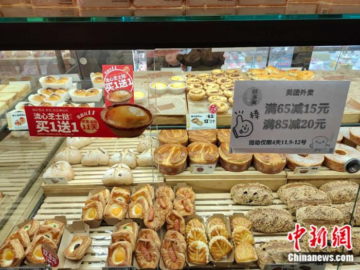 图为北京一味多美门店内的促销活动。 中新网记者 张旭 摄