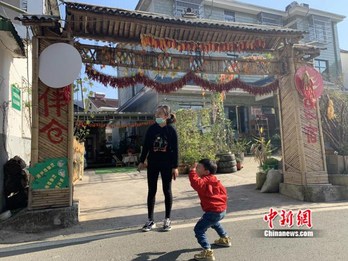 安徽霭里村，民宿老板赵文静在民宿门口。 中新网 彭婧如 摄