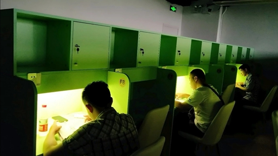     在付费自习室里学习的人。受访者供图