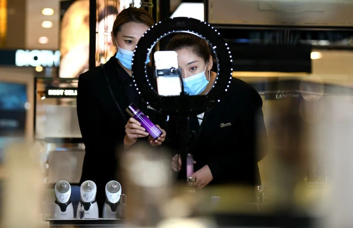▲11月10日，在河北省石家庄市桥西区北国商城化妆品柜台，工作人员进行直播。新华社发（陈其保摄）
