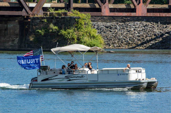 图说：选举投票前，美国宾夕法尼亚州桑伯里，数十艘游船悬挂着支持美国现任总统特朗普的旗帜在希凯拉米州立公园的奥古斯塔湖上驰骋。 IC图