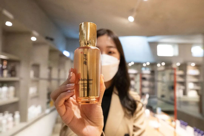 ▲10月27日，一名工作人员在位于韩国首尔城东区的爱茉莉圣水美妆体验空间展示将在进博会上推出的新产品。新华社记者王婧嫱摄