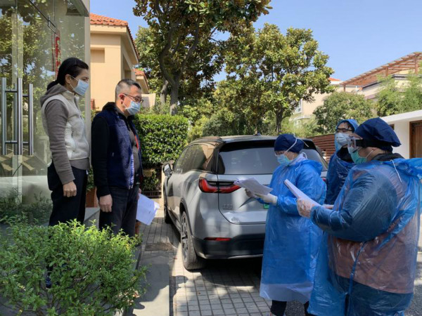 图说：三人小组首访居家隔离人员。