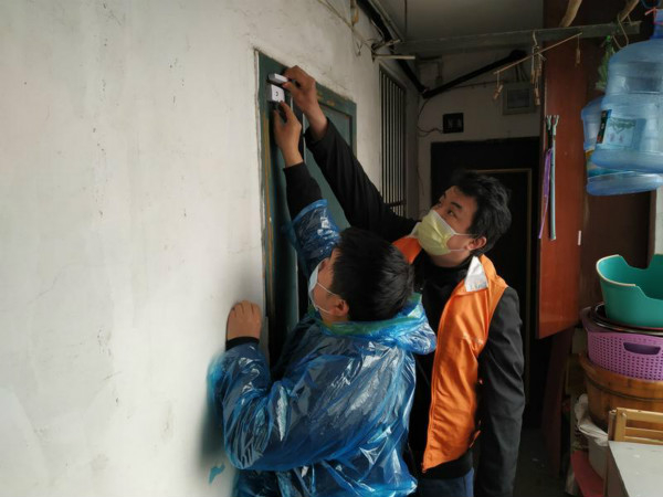 图说：安装门磁。受访者供图（下同）