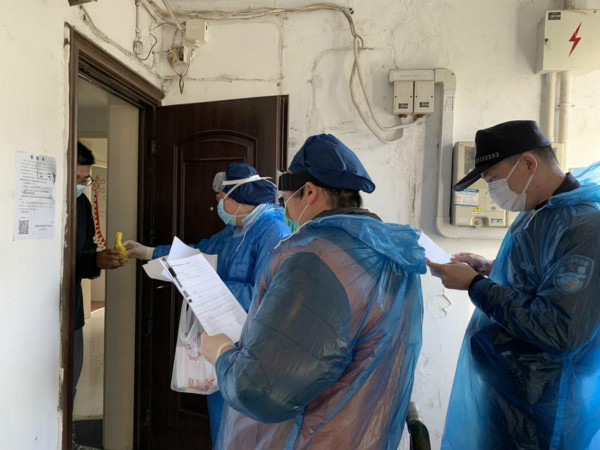 图说：三人小组首访居家隔离人员。