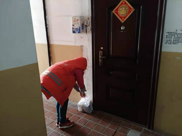 图说：上门给居家隔离人员送生活用品。