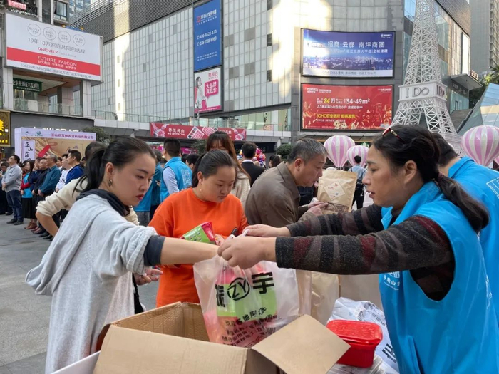 市民购买特色产品 黄亚辉 摄