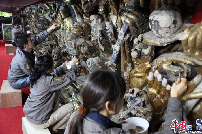 千手观音抢救性保护现场。 （罗国家/摄 大足石刻研究院/供图）