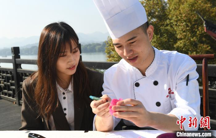 图为台湾青年学习传统雕花 王刚 摄