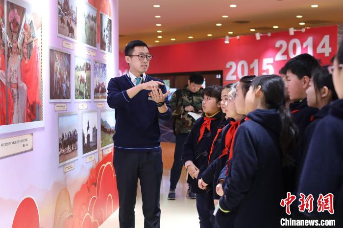 资料图：参观者聆听讲解。上海科技馆 供图