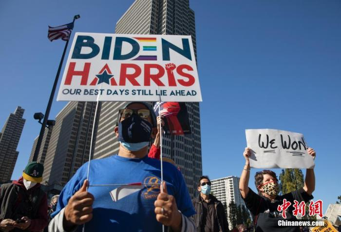 当地时间11月7日，人们聚集在美国旧金山一处广场。据美国媒体当日测算，民主党总统候选人、前副总统拜登在2020年美国总统选举中已获得超过270张选举人票。 中新社记者 刘关关 摄