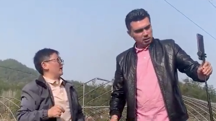 ▲沙赫布兹和当地主播一起直播带货。（新华社报道截图）