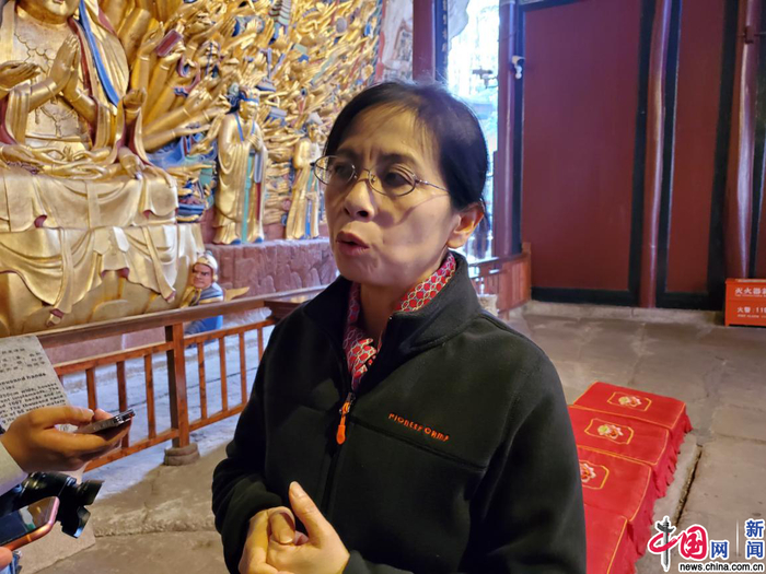 大足石刻研究院文物保护工程中心主任陈卉丽介绍情况。（中国网记者 严星/摄）