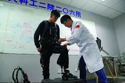 图说：研发人员试穿外骨骼。