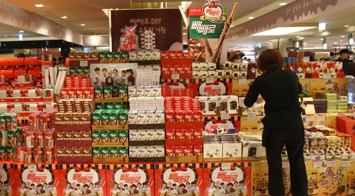 ▲2014年11月11日，在韩国首尔，一家商场摆出各式各样的巧克力棒吸引消费者购买。新华社记者姚琪琳摄