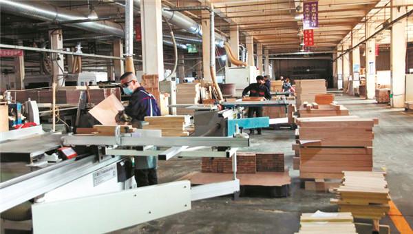利鑫达公司的工人们加班加点生产。