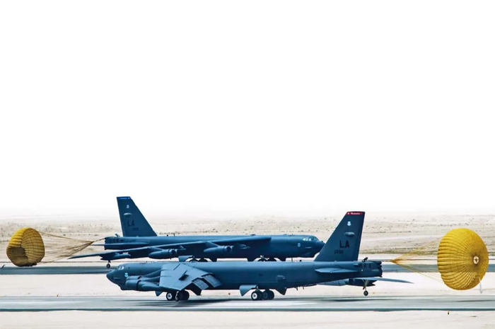 卡塔尔靠近伊朗，乌代德空军基地又是美军在中东的指挥中枢。图为乌代德空军基地停放的 B-52 轰炸机