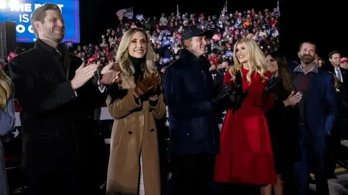 ▲兄妹三人：埃里克（左一）、伊万卡（右三）和小唐纳德·特朗普（右一）。图据美联社