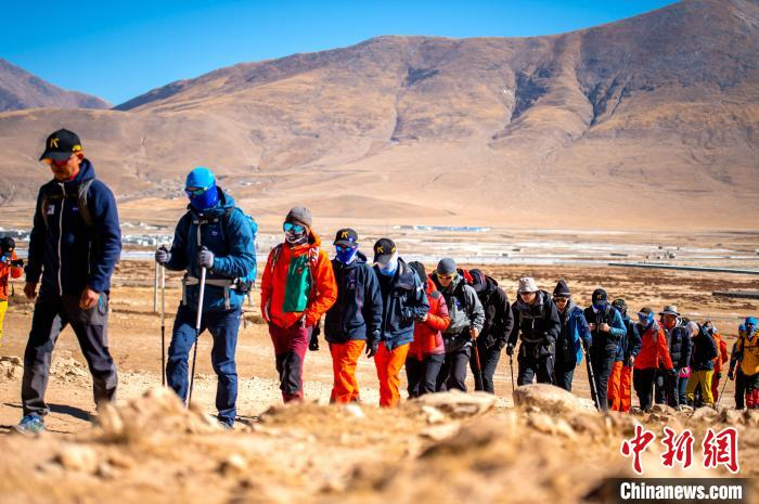 图为第三极攀登者2020中国企业家冰川挑战赛参赛者在登山途中。　当雄县委宣传部供图 