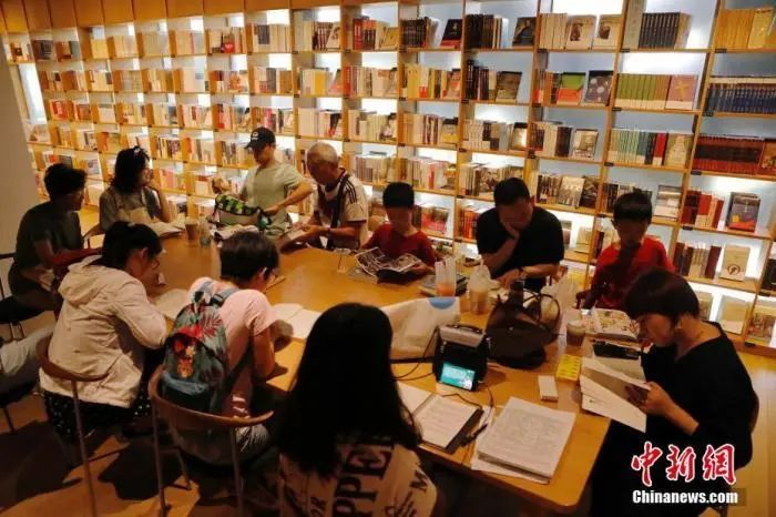 资料图：市民在上海爱琴海购物公园的新华书店内看书。中新社记者 殷立勤 摄