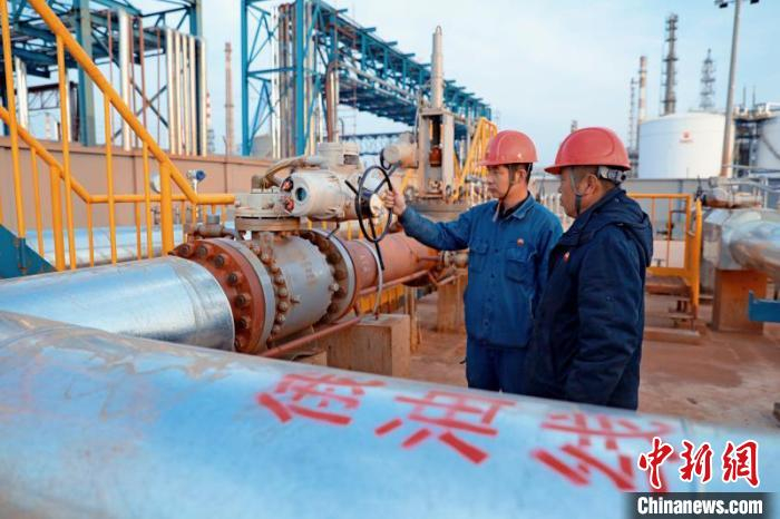 炼油厂员工在俄油线巡检。　杨志明 摄