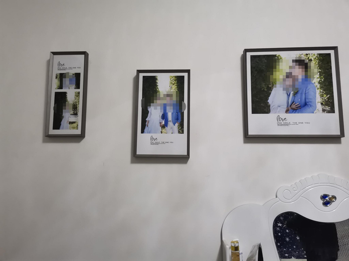 晓雨家中墙上挂着的婚纱照。新京报记者 刘瑞明 摄