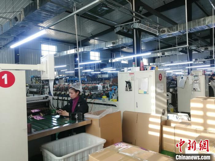     喀左县京津冀产业承接孵化园内工人正在加紧生产。　李晛　摄