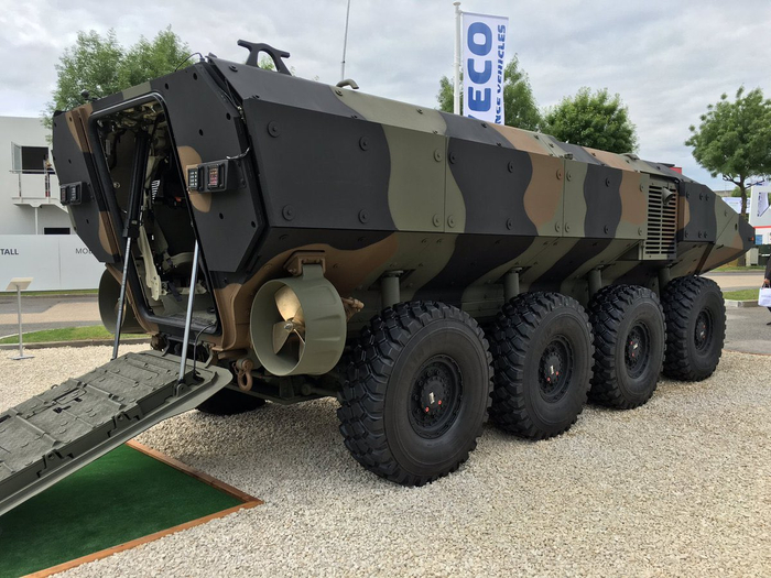 可见SuperAv车尾的两个推进螺旋桨