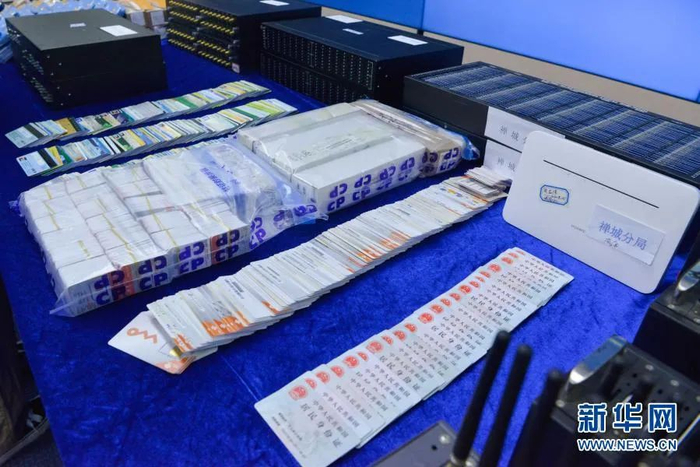广东佛山警方在行动中缴获的卡池、电话卡等作案工具（11月10日摄）。新华社发（广东省公安厅供图）