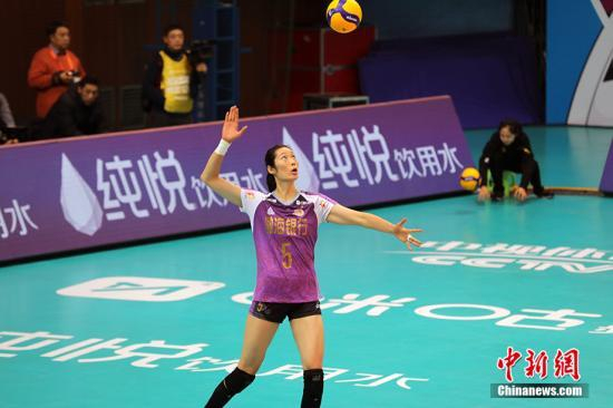 资料图：朱婷在比赛中发球。中新网记者 田博川 摄