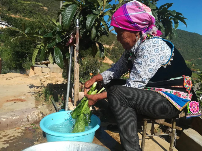 昔日凿山觅水今朝水往山上流 弥渡县扶贫办罗蔚华摄