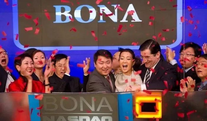 ▲2010年登陆纳斯达克，和博纳影业老板于冬一起敲钟的，还有巩俐和袁立等明星。图片来自网络。