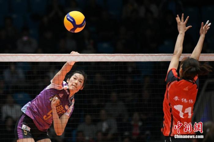资料图：朱婷（左）代表天津女排在比赛中扣球。 中新社记者 佟郁 摄