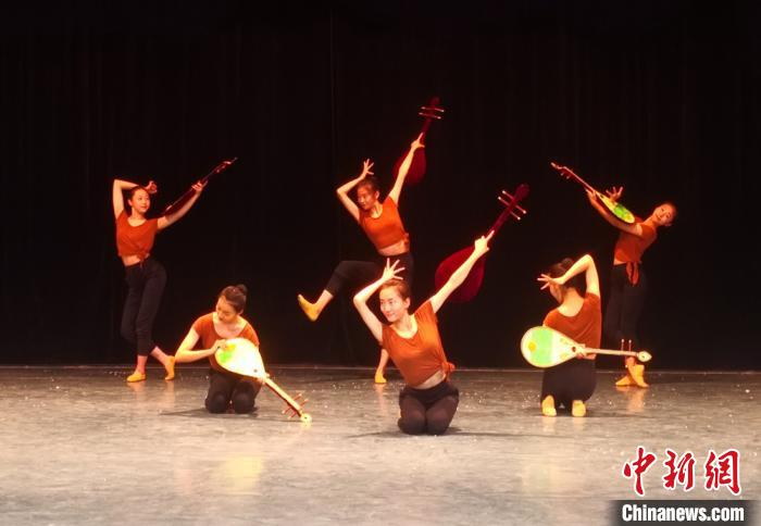 图为兰州文理学院学生排练敦煌舞 。(资料图) 李亚龙 摄