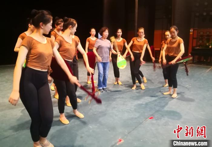 图为兰州文理学院学生排练敦煌舞 。(资料图) 李亚龙 摄