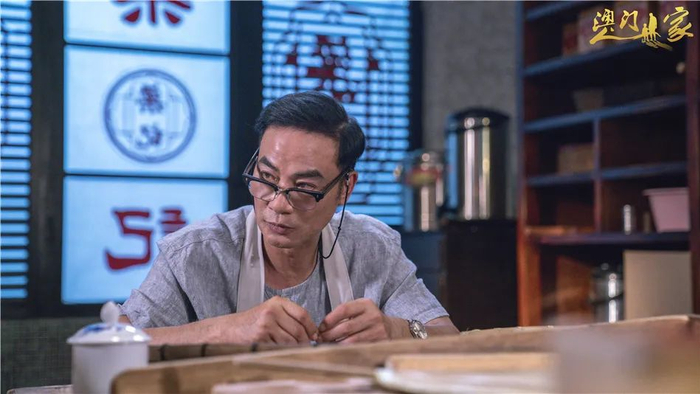 ▲电视剧《澳门人家》中，任达华饰演梁鼎文。