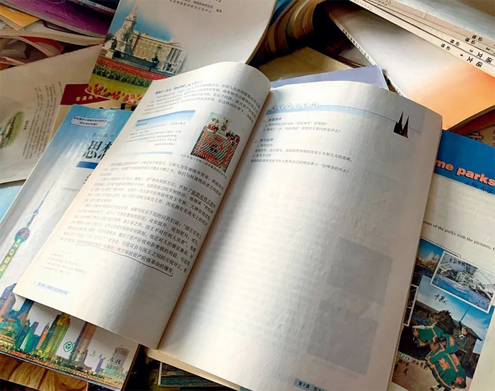 ▲ 在中部某省一再生资源公司的车间内，随手捡起一本初中历史教材，品相完好、干净整洁