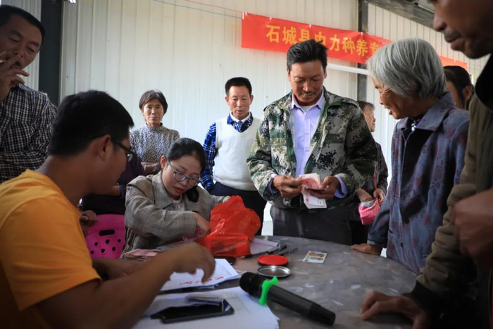 赣州市石城县大由乡水南村中力种养专业合作社理事会为贫困户分红 黄媛媛 摄