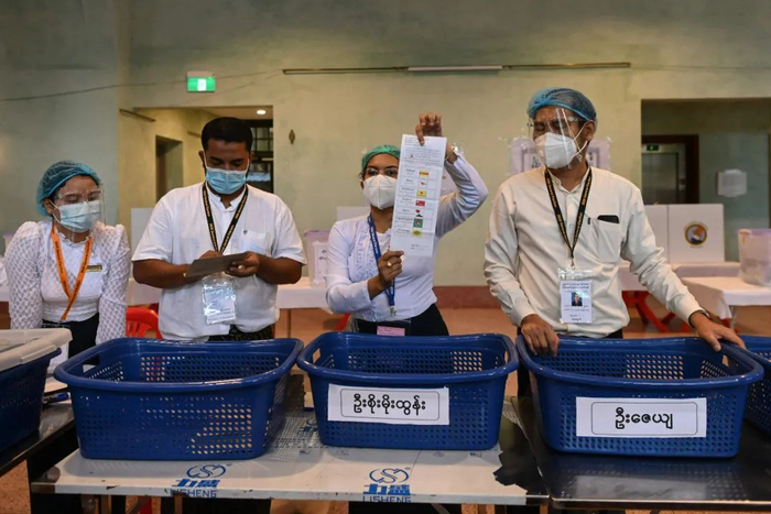 ▲选举工作人员8日在仰光的一个投票站清点选票（法新社）