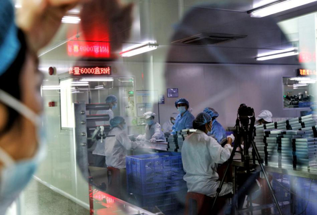 ▲在拼多多新品牌计划的广东臻颜化妆品公司工厂中，工人们正在进行化妆品封装、检测。（摄影：安舜）