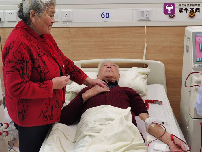 两位老人手牵着手