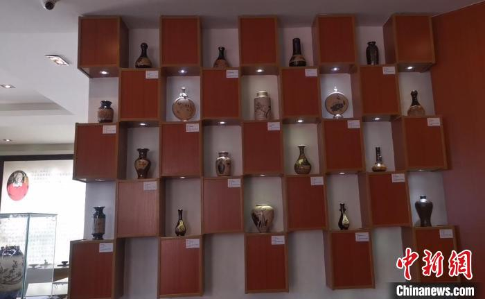 刘品三吉州窑陶瓷艺术博物馆展出的刘品三吉州窑代表作品。　姜涛 摄