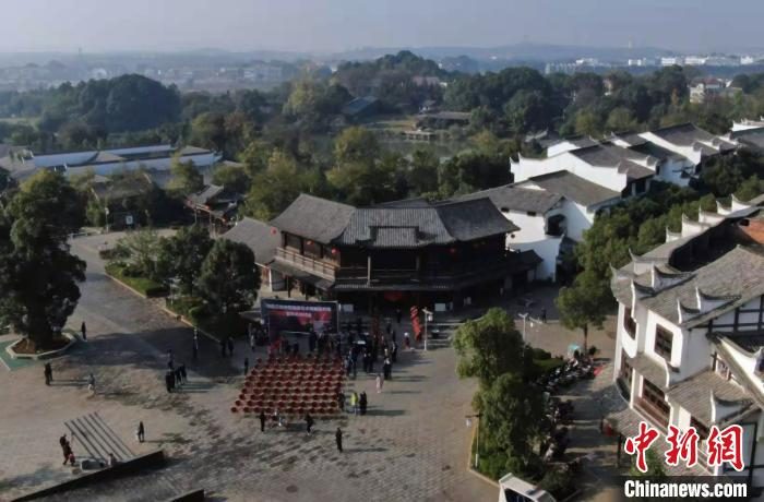 俯瞰位于江西省吉安县永和镇的刘品三吉州窑陶瓷艺术博物馆。　姜涛 摄