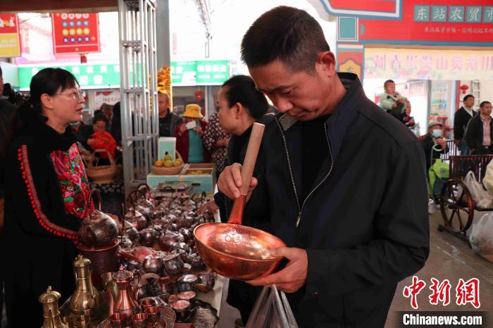 图为昆明市民了解选购东川“脱贫山货”。　缪超 摄