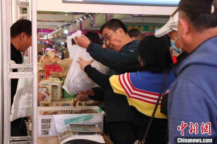     图为昆明市民了解选购东川“脱贫山货”。　缪超　摄