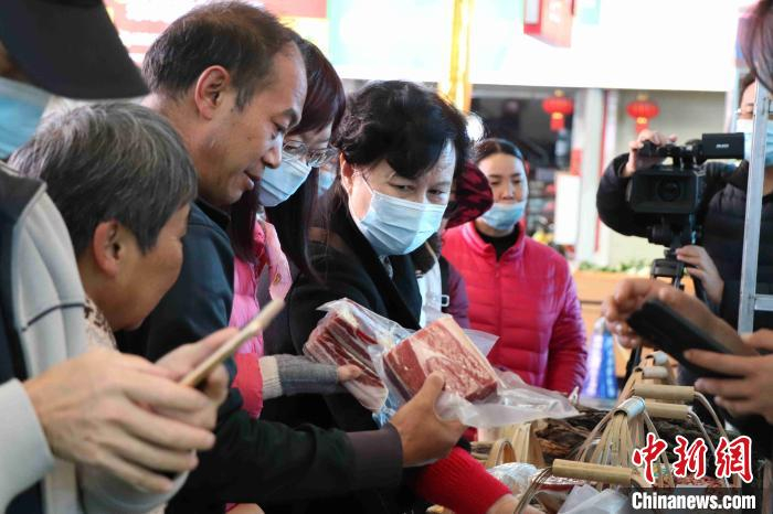 图为昆明市民了解选购东川“脱贫山货”。　缪超 摄