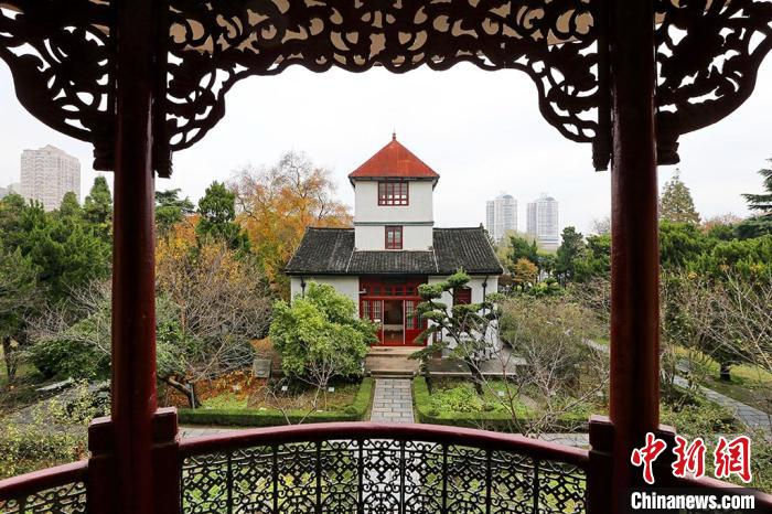 在南通博物苑南馆拍摄的中馆。两馆都建于1906年，是南通博物苑最早的建筑 。　许丛军 摄