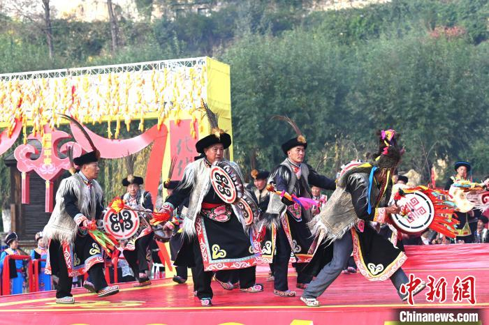 羌族羊皮鼓舞展示。　安源 摄