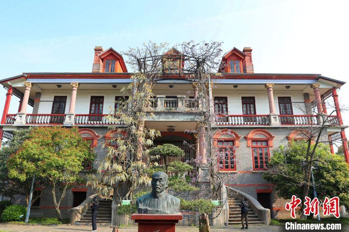 濠南别业是张謇故居，建于1914年，它的主楼是一座英式建筑，由南通籍的著名建筑师孙支厦设计，是我国近代吸收西洋建筑艺术的经典作品。　许丛军 摄